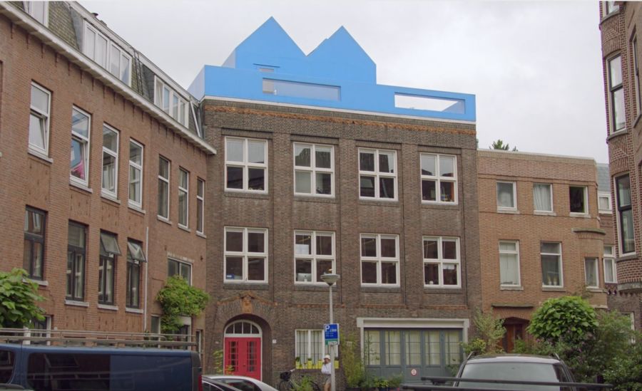 Hausbeispiel in Rotterdam: Architekten haben einen knallblauen, dorfartigen Aufbau auf ein denkmalgeschütztes Haus gesetzt.