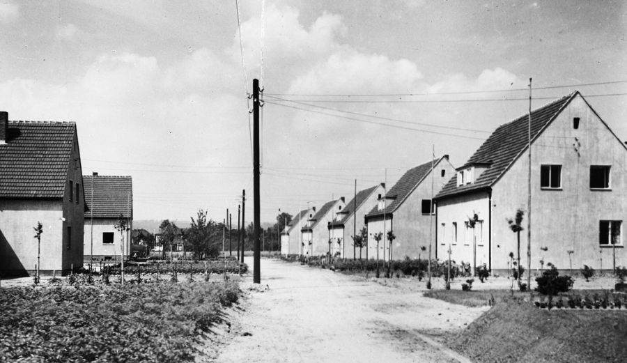 Schwarz-Weiß-Foto einer Gartenstadt mit Siedlungshäusern