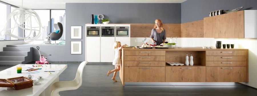 Moderne Küche mit Frau und Kind
