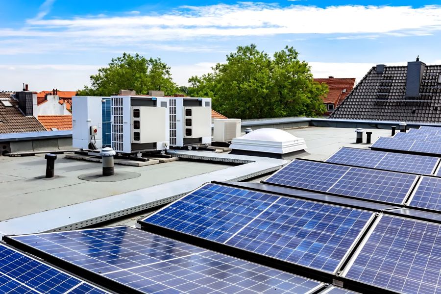 Installation der Außenmodule einer Wärmepumpe auf dem Dach mit PV