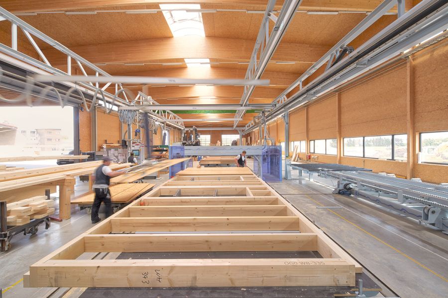 Serielle Vorfertigung von Holzrahmenkonstruktionen in der Produktionshalle