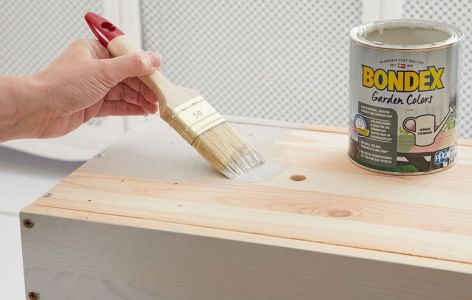 Schmales Hochbeet für den Balkon selber bauen Anleitung: Holzteile weiß streichen