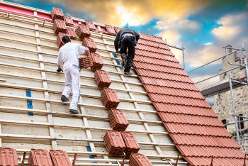 Dachdecker verlegen Dachziegel