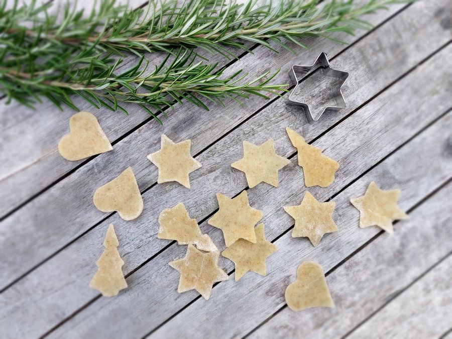 Weihnachtsnudeln - mit weihnachtlichen Formen ausgestochen