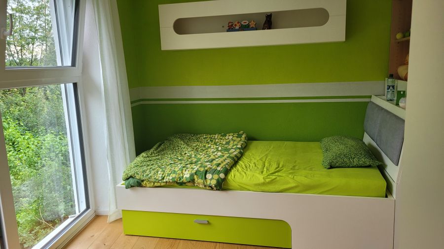 Jugendzimmer mit Bett grün