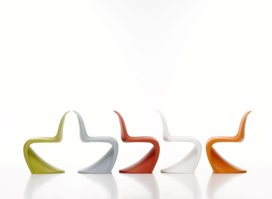Der Panton Chair in seiner typischen geschwungenen Form, in 5 verschiedenen Farbtönen