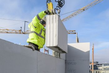 Mann verlegt Kalksandsteine