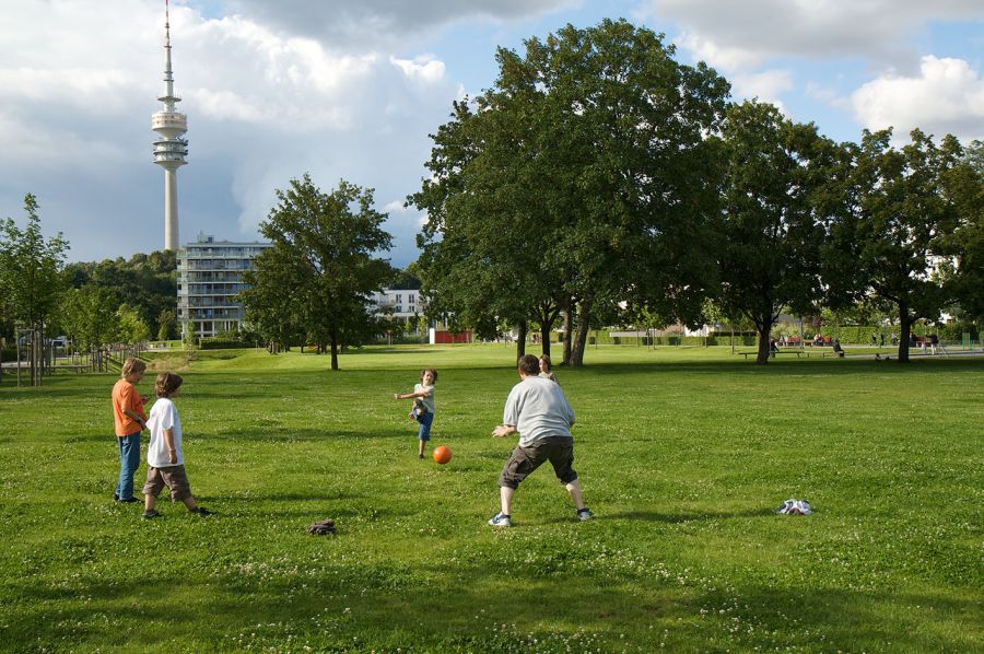 Spielende Kinder in München auf einer Wiese