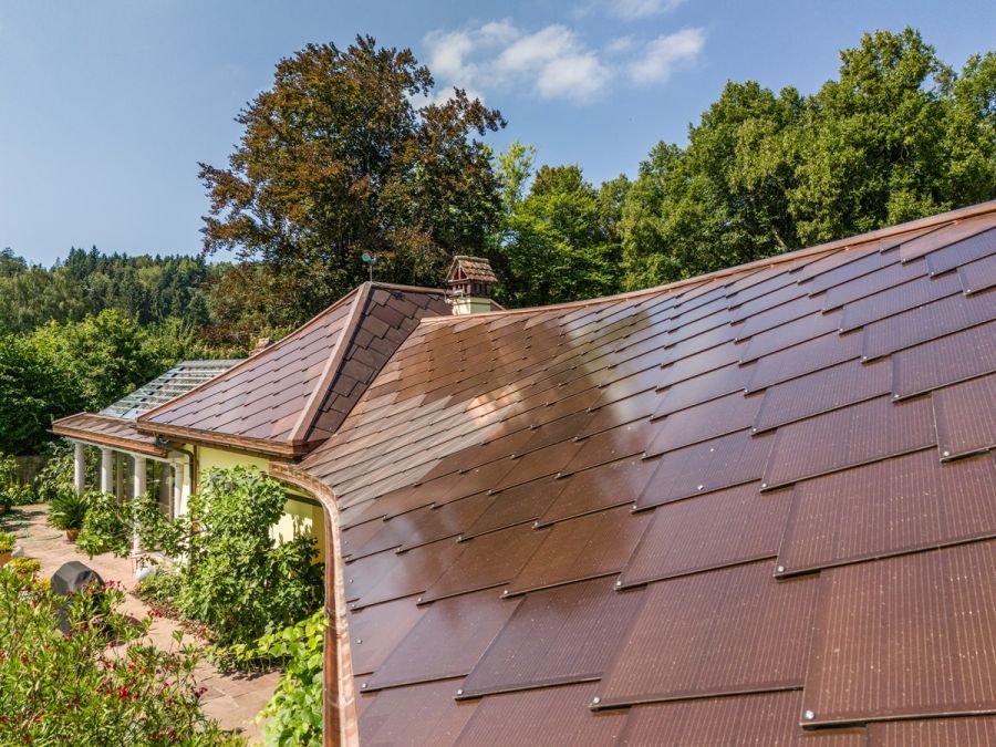 Nahaufnahme von roten Solardachziegeln