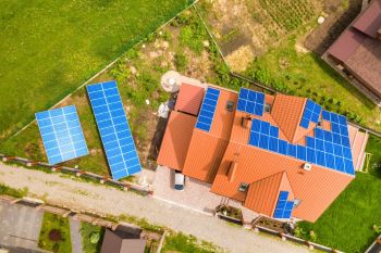 Luftaufnahe von Haus und Nebengebäuden mit Photovoltaikelementen