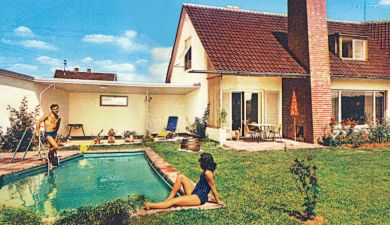 Retro Foto eines Hauses mit Pool, in dem sich ein Ehepaar aalt