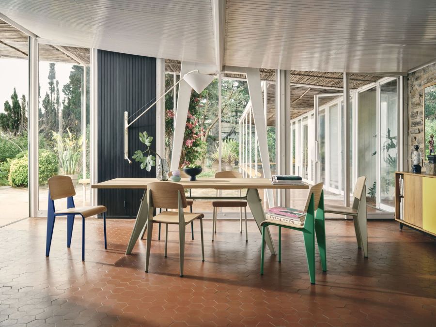 Esszimmergruppe mit Tisch und Stühlen des Modells "Standard" von Jean Prouvé