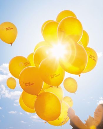 Sonne und gelbe Luftballons