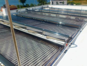 Solarthermie Vakuumröhrenkollektoren auf Flachdach