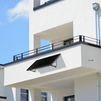 Balkon-Solaranlage an einem modernen Mehrfamilienhaus