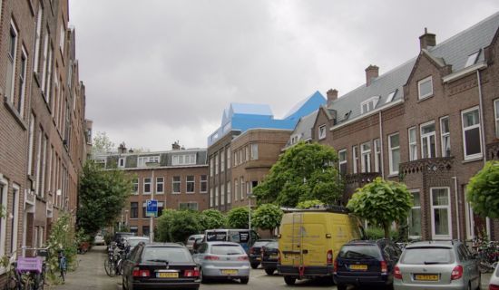 Hausbeispiel in Rotterdam: Architekten haben einen knallblauen, dorfartigen Aufbau auf ein denkmalgeschütztes Haus gesetzt.