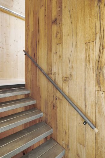 Beispiele für Baustoffrecycling: Treppenstufen und Geländer