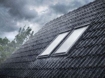 Dach gegen Schäden schützen bei Starkregen