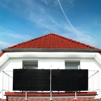 Balkon-Solaranlage an einem modernen Eigenheim - Balkon