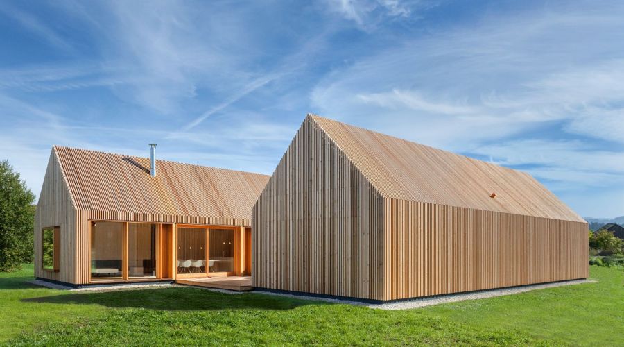 Holz pur, ob an der Fassade oder auf dem Dach: Die beiden Baukörper wirken wie eine moderne Skulptur.