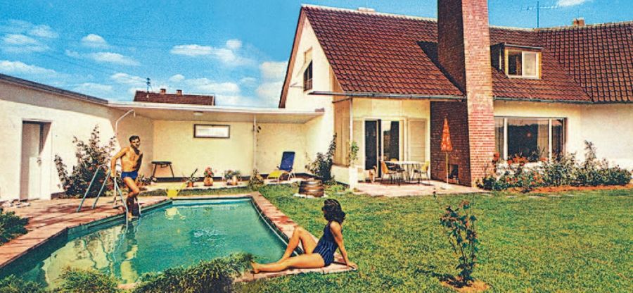 Retro Foto eines Hauses mit Pool, in dem sich ein Ehepaar aalt