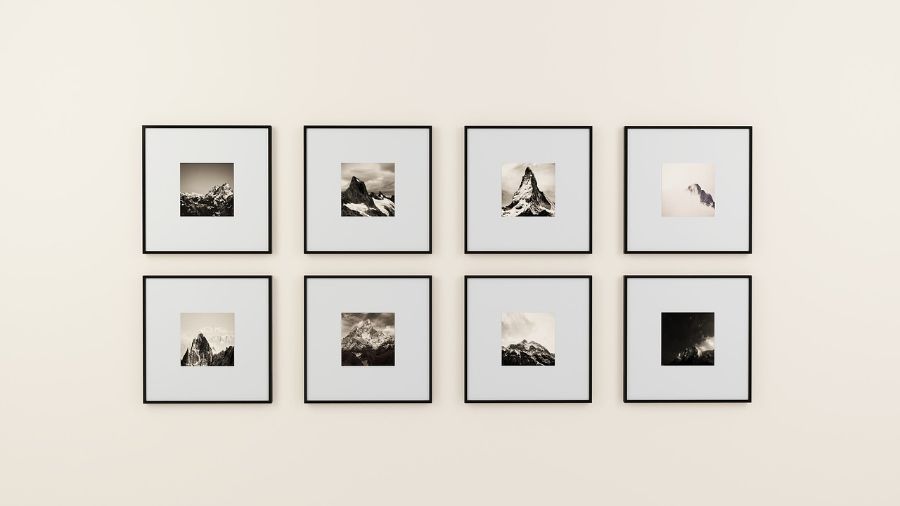 Rasterhängung quadratischer Fotografien an einer Wand
