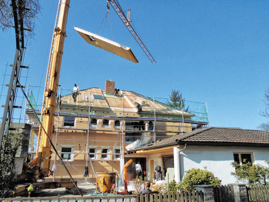 Sanierung eines Einfamilienhauses: Anlieferung der Bauteile mit dem Baukran