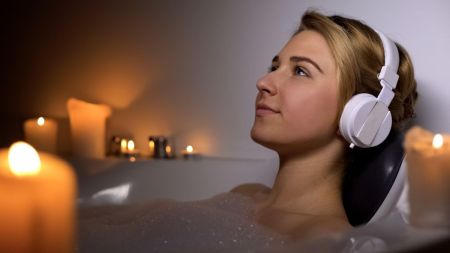 Frau entspannt bei Kerzenschein in der Badewanne