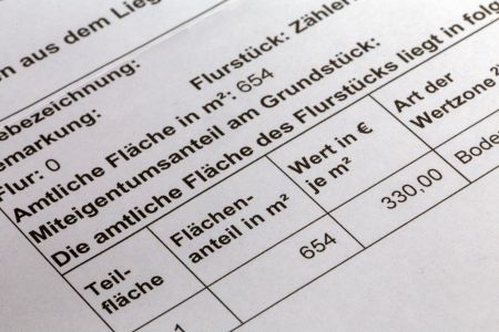 Nahaufnahme eines Grundsteuerbescheids mit Details zur Grundstücksfläche und Wertangaben