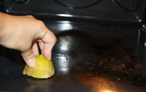 Backofen mit Zitrone einreiben