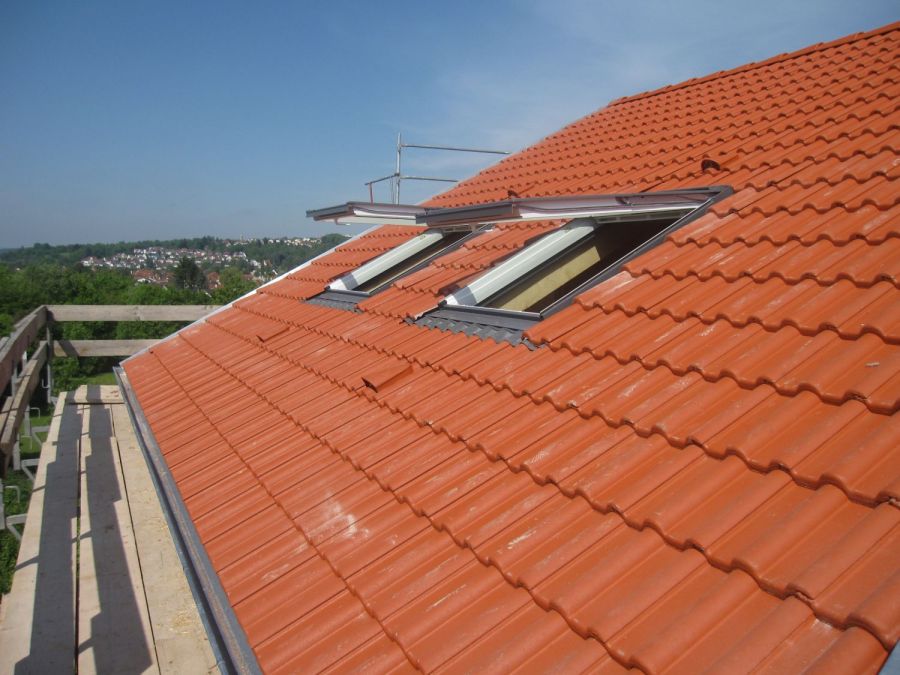 Fertiger Dachaufbau mit Dachziegeln und Dachfenstern