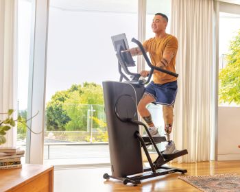 Mann trainiert auf Hometrainer