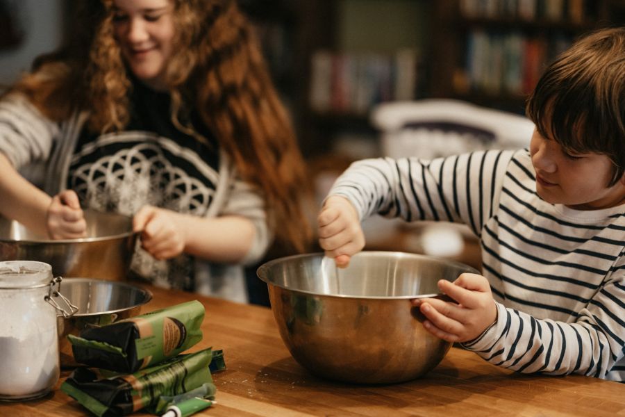 Kinder rühren Teig zusammen