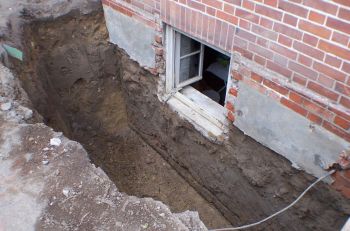 Keller sanieren und abdichten: Dazu wird das Erdreich nachträglich aufgegraben, um die fehlende Abdichtung aufzubringen