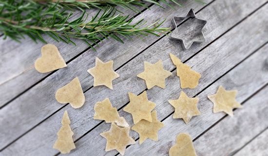 Weihnachtsnudeln - mit weihnachtlichen Formen ausgestochen