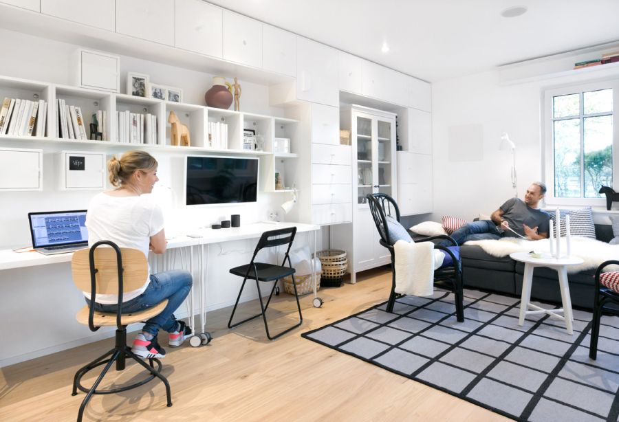 Multifunktionsmöbel auf Rollen ermöglichen flexibles Wohnen im Mini-Haus