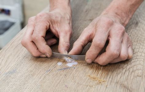 Holzoberfläche reinigen