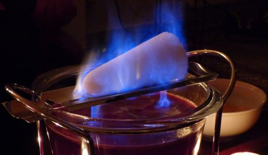 Feuerzangenbowle mit brennendem Zuckerhut